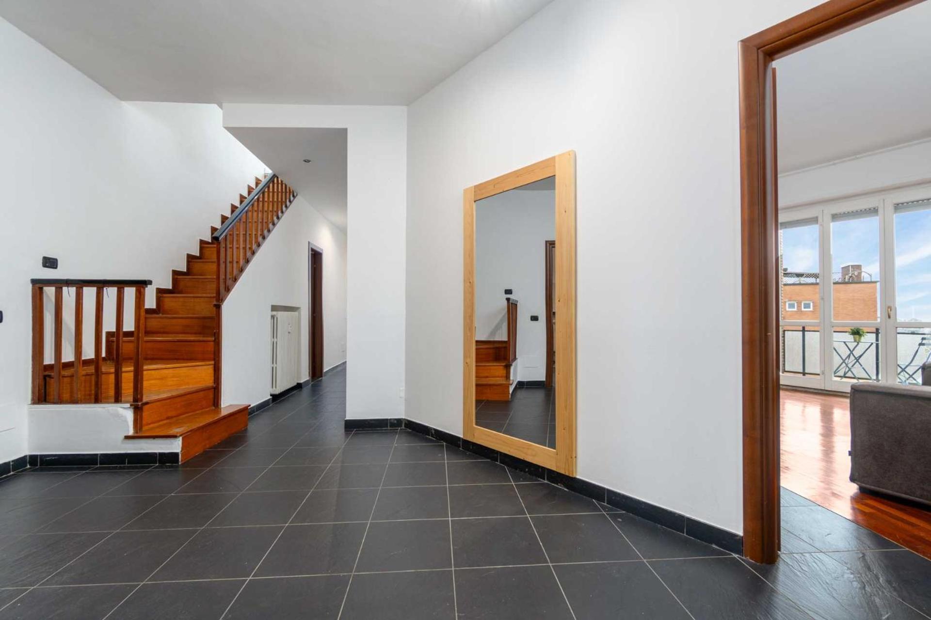 Attico Di 300 Mq 6 Camere 5 Bagni, Ampio Terrazzo เชซาโนบอสโกเน ภายนอก รูปภาพ